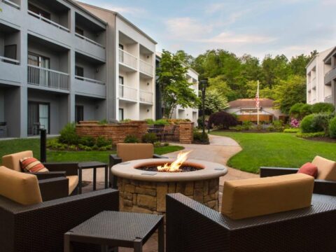Courtyard by Marriott - Lincroft Red Bank